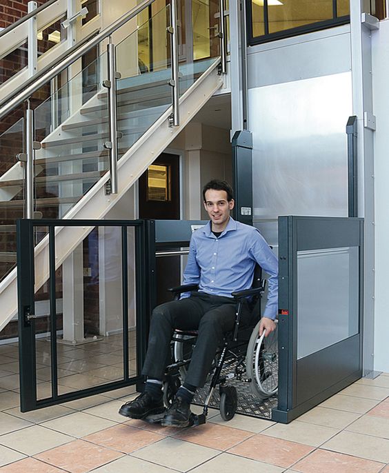 thang máy kích thước rộng thuận tiện cho người khuyết tật